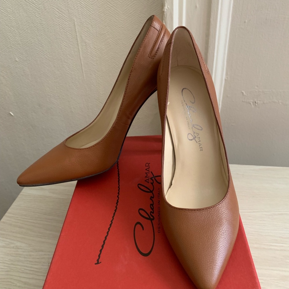 Charly Amar Swanson(made in Italy) cognac pump